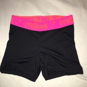 Gymshark Shorts - black and pink
